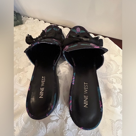 Nine West shoes with bee pattern and ruffled bows with bling. - Picture 3 of 5